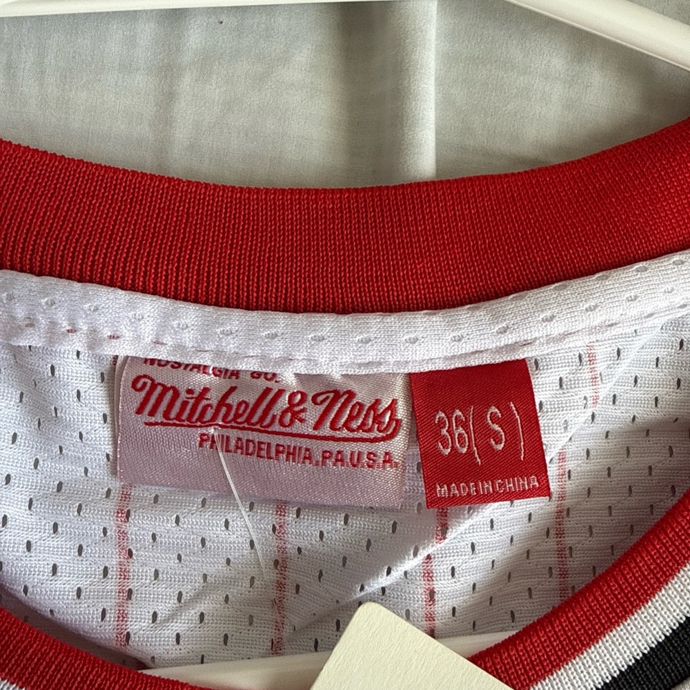 Men’s Mitchell & Ness Scottie Pippen #33 Chicago Bulls 1995-96 Jersey Sz 36 NWT - Picture 4 of 7
